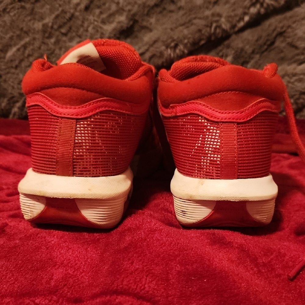 Nike Red Sports Shoes - Picture 3 of 8
